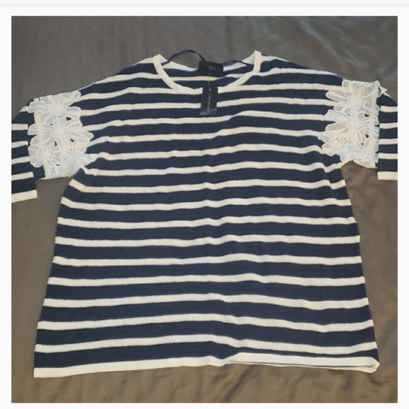 Navy and white sweater - Picture 1 of 3